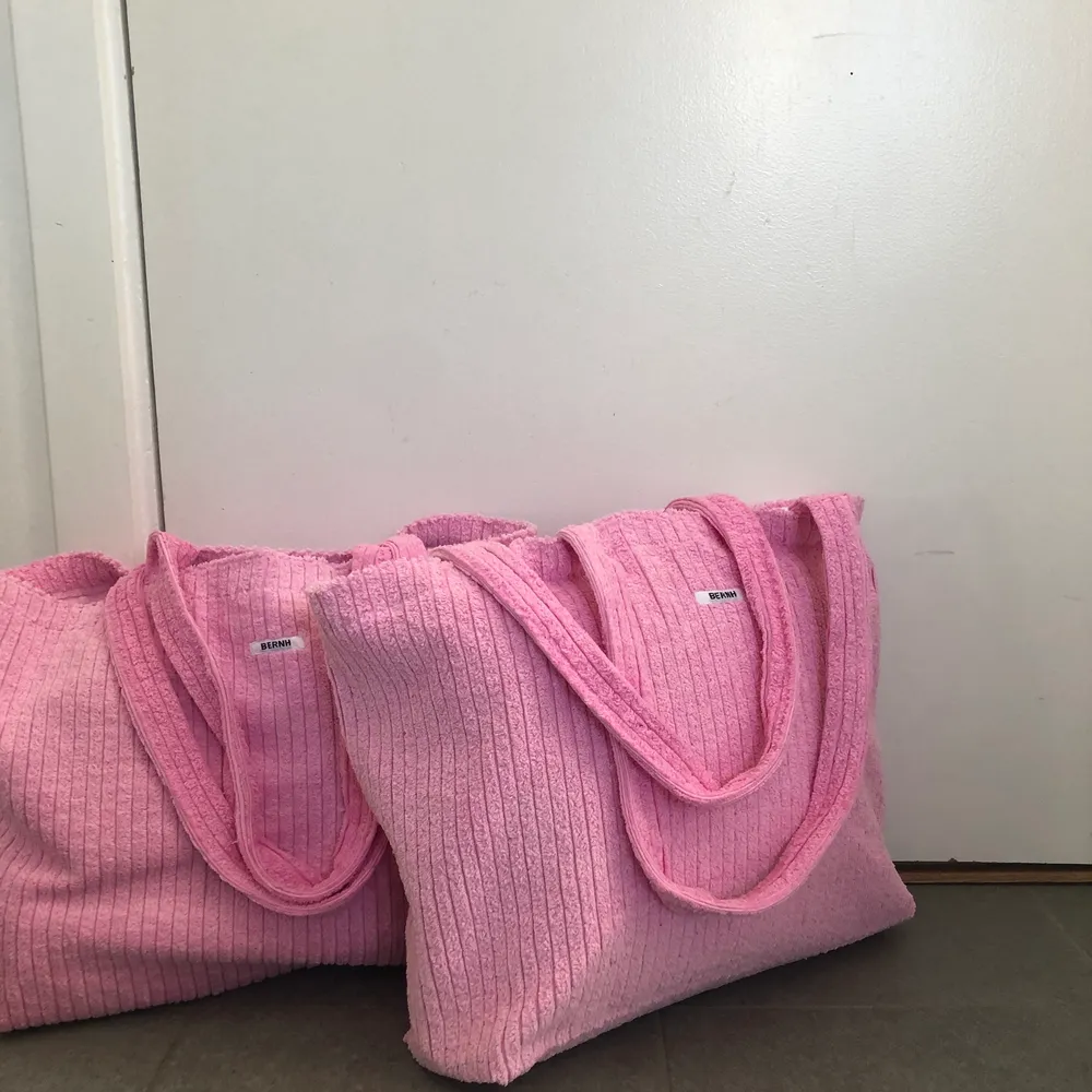 Handsydda rosa totebags💗💗 släpper nya väskor konstant på instagram @bernhbernh. Accessoarer.