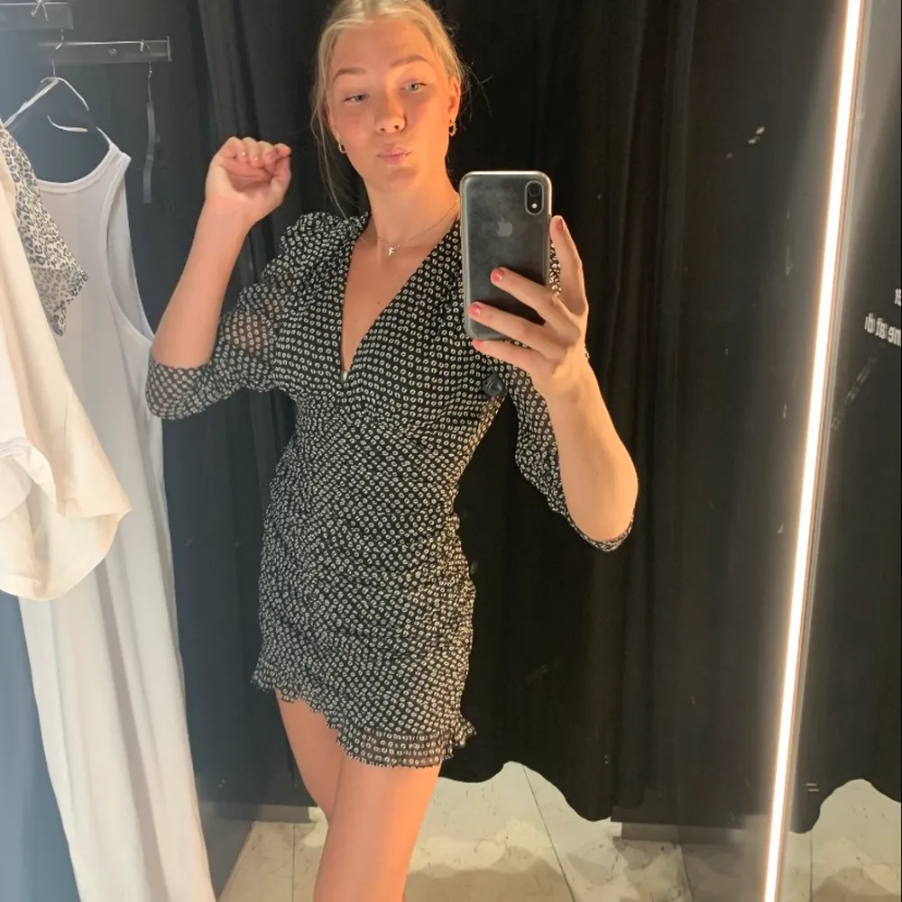 Säljer min absoluta favorit klänning pga att den nu är för liten. Bilderna är från när jag köpte den sommaren 2020. Storlek S. Jättebra skick och skitsnygg!!. Klänningar.