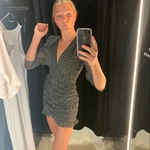 Zara sommarklänning - Säljer min absoluta favorit klänning pga att den nu är för liten. Bilderna är från när jag köpte den sommaren 2020. Storlek S. Jättebra skick och skitsnygg!!
