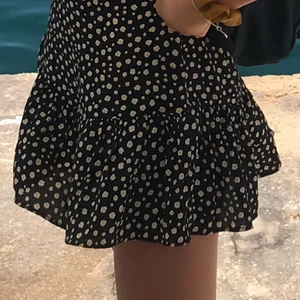 Snygg kjol😁😍😍 - Säljer denna snygga kjol från zara i storlek xs. Kjolen är i fint skick och har ett par innershorts så att du slipper visa allt. Köpte för 369 kr på Malta och säljer för 120kr+ frakt. Hör av er för instresse!💖💖