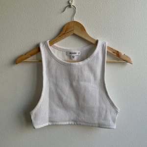 Vit ribbad crop top - Säljer denna snygga vita topp för jag använder den knappt. Tror den fått gå utanför dörren 1 gång 🥴💙 jättefin simpel stil, perfekt till ett par baggy jeans🤤 Storlek 38! Pm vid intresse! Frakt tillkommer 🌺