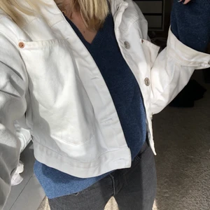 Vit jeans jacka från Zara - Jag säljer denna vita fina jeansjacka från Zara. Den är använd, varav priset. ❤️❤️kan mötas upp i Stockholm city och skicka via posten! 