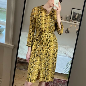 Klänning Garcia Jeans strl M - Så cool klänning från Garcia Jeans strl M! Nyskick! Ses på en lång strl 38 på bilden. Säljes pga kommer ej till användning längre. Fler bilder kan ordnas vid intresse. 