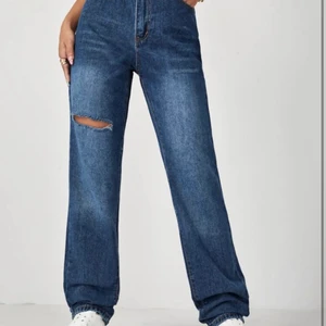Pösiga/boyfriend jeans med en slit - Boyfriend jeans från shein i storlek M. Prövade en gång men gick ej längre än knäna för jag har stora höfter och lår. Kostade 200kr men säljer de för mindre!