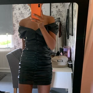 Klänning  - Säljer denna super snygga klänning från zara med prislapp kvar.