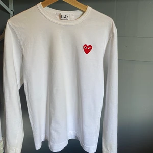 Comme Des Garcons Play Tröja - Väldigt fin långärmad tröja ifrån Comme Des Garcons Play i storlek S! Tröjan är köpt på NK och är använd en gång, Nyskick! Priset kan eventuellt diskuteras.