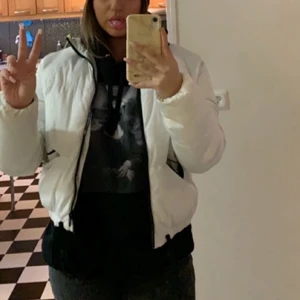 Hoodie - Perfekt till en sommarkväll , fin passform lätt oversize och varm med ett snyggt tryck