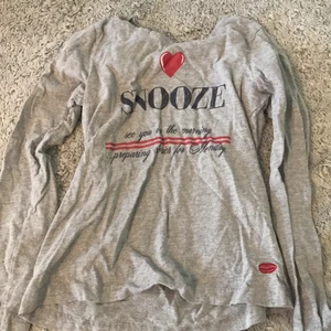 Grå tröja - Jätte fin långärmad tröja med en text