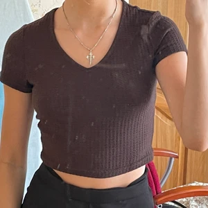 Brun tröja v neck - V neck tröja i en fin brun färg, köpt på Gina för ett tag sedan för 130kr men använder den inte så mycket längre. Den är tunn men inte genomskinlig vilket är skönt för sommaren. Säljer för 50kr + frakt 