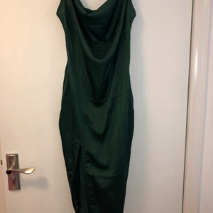 Satin klänning - Mörkgrön satinklänning, storlek 36 endast provad