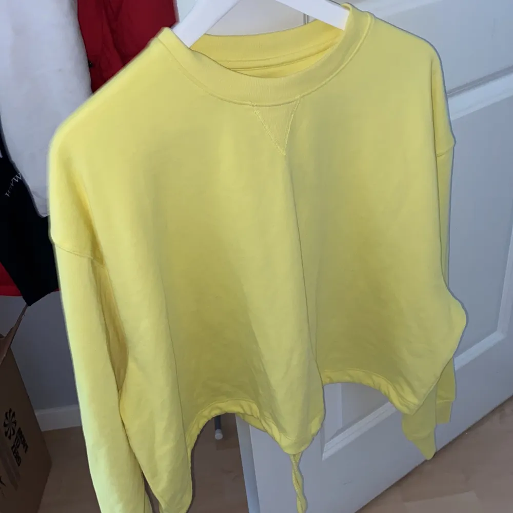 En gul långärmad tröja från Bikbok. En fin sommarfärg! Går att dra åt med snören. Prislappen är kvar. Tveka inte på att höra av dig om du undrar något!💛. Tröjor & Koftor.