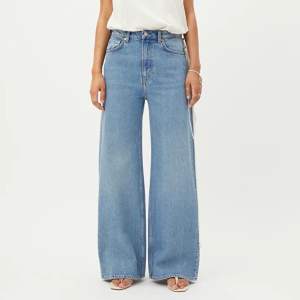 En av Weekdays mest populära jeans. Ace jeans i färgen ”Wow Blue” i storlek 26/30. Säljer p.g.a för stora. Nypris på dessa är 500kr. Möts upp i Stockholm eller fraktar.