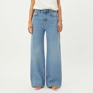 Weekday Ace Wow Blue Jeans - En av Weekdays mest populära jeans. Ace jeans i färgen ”Wow Blue” i storlek 26/30. Säljer p.g.a för stora. Nypris på dessa är 500kr. Möts upp i Stockholm eller fraktar.
