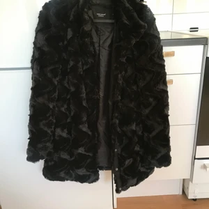 Pälsjacka - Fin jacka som knappt är använd