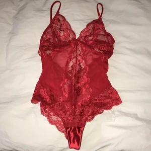 Röd halvstringbody strl S - Superfin röd spets body i storlek S, halvstring. Endast testad. Nypris 199 - 250kr💕