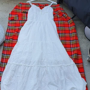 En lång linen summer klänning  - Säljer min söt summer klänning som är I mycket bra skick och passar XS_S.Finns fler bilder och bud I kommenterna 