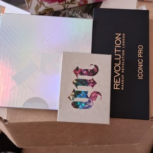 Ögonskuggspaletter  - Nya oanvända ögonskuggspaletter, alla 3 för 500 kr. Styckpris                                         OFRA Paletten: 220 kr                                    UD paletten: 180 kr                                  Revolution paletten: 129 kr