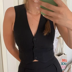 Väst - Kosymväst som jag använt som topp. Fint skick, inga stora slitningar. Passar M/S. Frakt tillkommer på 66kr