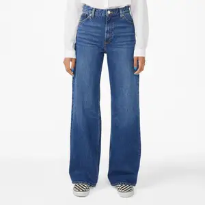 helt rena mörkblå monki wide leg jeans som är i köpta nyligen men är för korta på mig som är 175cm