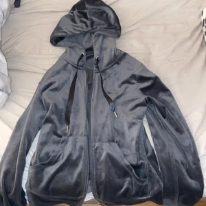 Huvtröja  - En snygg huvtröja från ginaticot, grå och mjukt material🤩stor i storleken så den passar S också💗250kr original pris så säljer den för 100kr