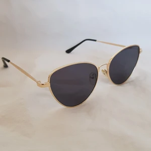 Cat eye solglasögon  - Cat eye solglasögon guld och svart glas. Smickrande form. Inga tecken på användning, perfekt skick. 