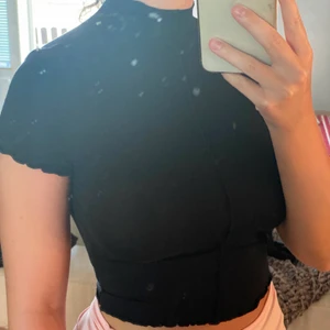 Topp - Tunn T-shirt/topp från H&M, superfin och har en söm i mitten. Säljer då jag inte tycker jag passar i hög krage