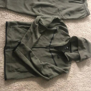 Nike overall. Oliv grön  - Nike byxor storlek,  L.  500 kr.  Huv tröja storlek M 500 kr.    Overallen  använd endast några gånger ! 