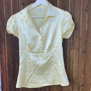 Gul satin blu - Jättefin Satinblus som tyvärr inte kommer till användning då den är lite liten :( 