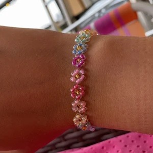 Armband  - Detta somriga armband är till salu! Jag har gjort det själv av elastisk tråk och glaspärlor i olika färger❤️ ❗️säljer detta dyrare eftersom det är mer pärlor och så än mina andra armband❗️