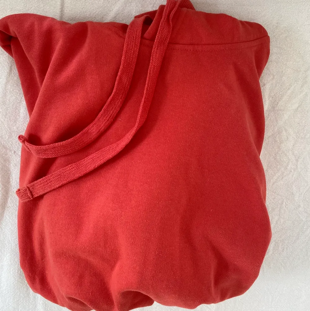 Fin röd hoodie, endast använd vid ett fåtal tillfällen! Storlek XS/S❤️. Hoodies.