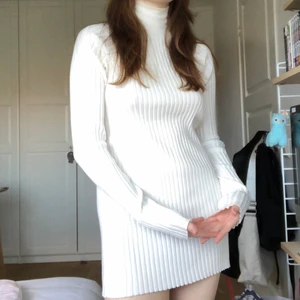 Vit poloklänning - En vit stickad poloklänning från Monki, aldrig använd, prislappen är kvar :) Säljer för att den är för kort på mig.