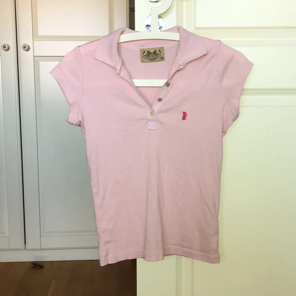 En rosa pikétröja i storlek M men passar även mig som är en storlek S. Säljer för att den inte kommer till användning. . T-shirts.