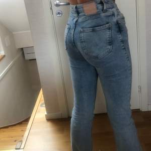 Säljer dessa nya jeans från zara, dem är lite för stora för mig vid rumpan. Annars jätte fina. Använda 2 gånger. Kan mötas i Uppsala eller frakta. Betalas via swish.