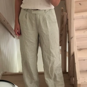 Linnebyxor  - Ett par beigea linnebyxor från nakd i storlek 40. Byxorna kostar 600kr på nakd hemsida men är dock slutsålda nu. Köparen står för frakten💖