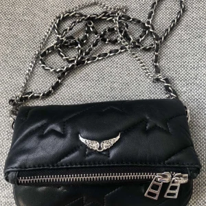 Zadig väska - Svinsnygg Zadig & Voltaire väska!💞Säljer då jag har en ungefär likadan och använder inte denna!💖 Jättefint skick då den knappt har använts! Budgivning i kommentarerna med startbud på 850kr! (Varje bud måste höjas med minst 10 kr)💓