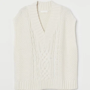 Stickad väst vit stl S - Stickad väst från H&M inköpt 2021 och endast använd fåtal gånger. Storlek small. Luftig passform. 