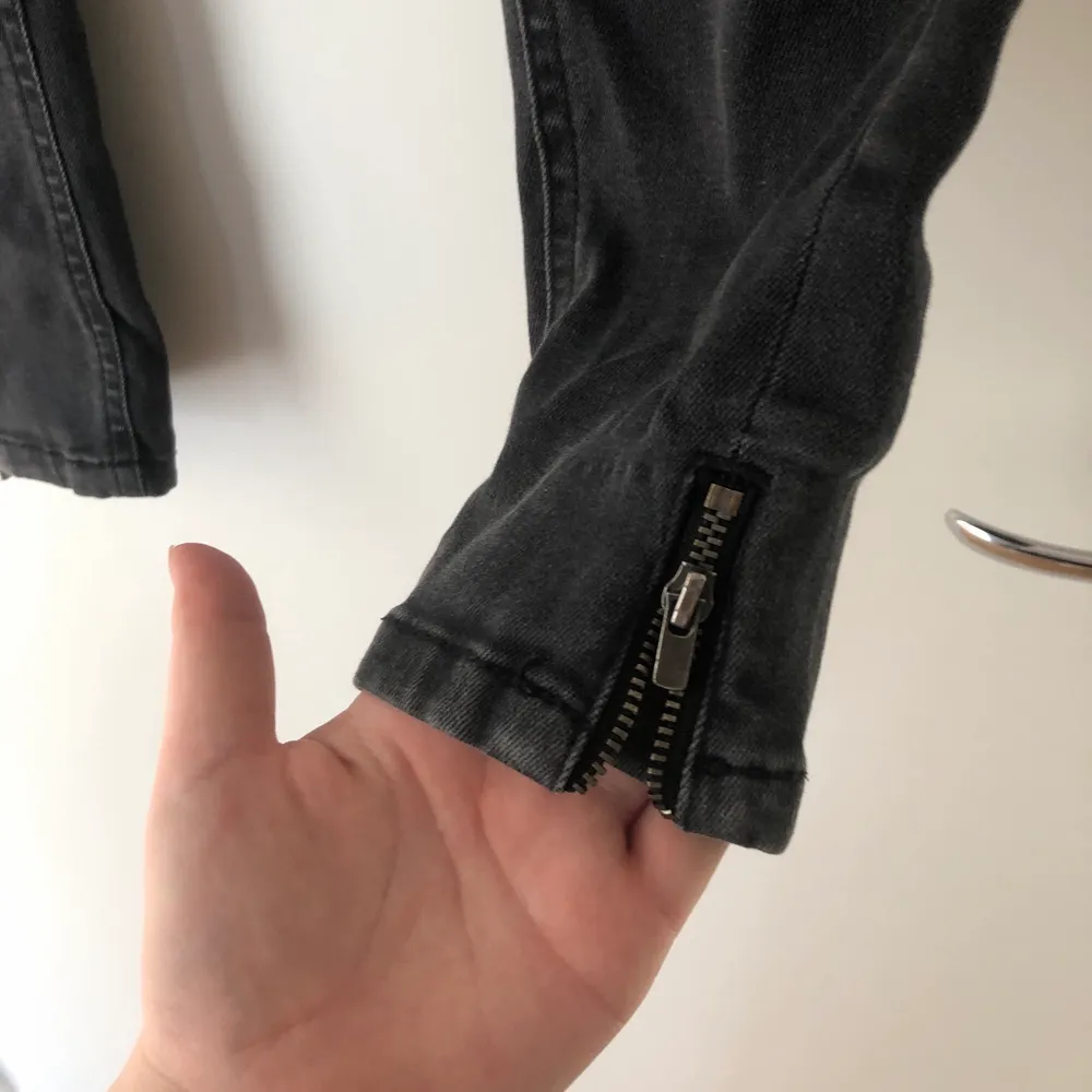 Välanvända jeans som är lite slitna pga användning med dragkedjor längst ner. Jeans & Byxor.