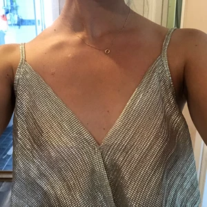 Festligt linne - Jätte fint festligt linne tillverkad & köpt i Italien. Så fin med tunna axelband och fin i ryggen. Har en lös rak passform med ”dragsko” nertill vilket gör att den ser croppad ut. Storlek s men passar xs-m