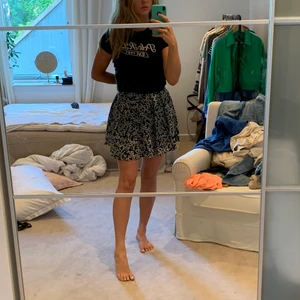 Sommarkjol från & Other Stories  - Storlek: 36 (motsvar S) jättefin blommig kjol från & Other Stories. Är 172 cm lång så kjolen är alltså inte kort eller åker upp.