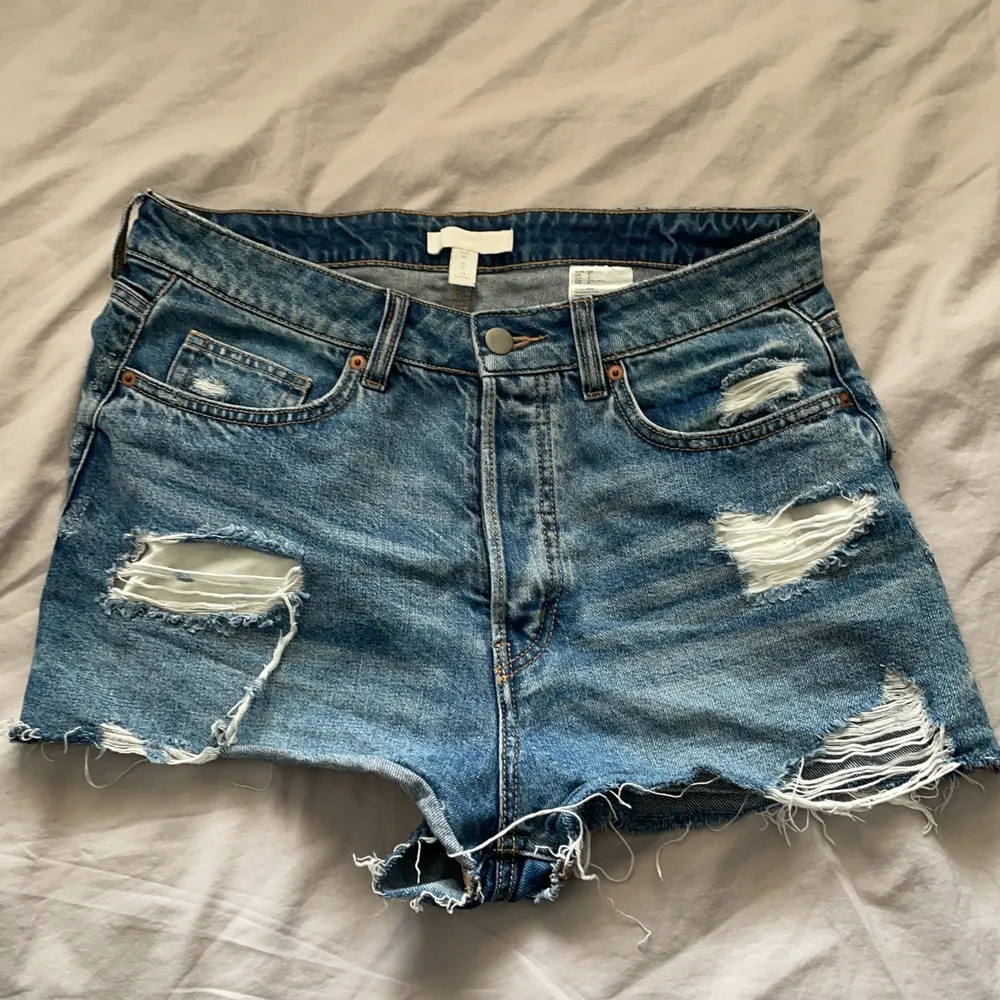 Snygga slitna jeansshorts från H&M. Storlek 40. Köparen står för frakt och betalas via Swish✨. Shorts.