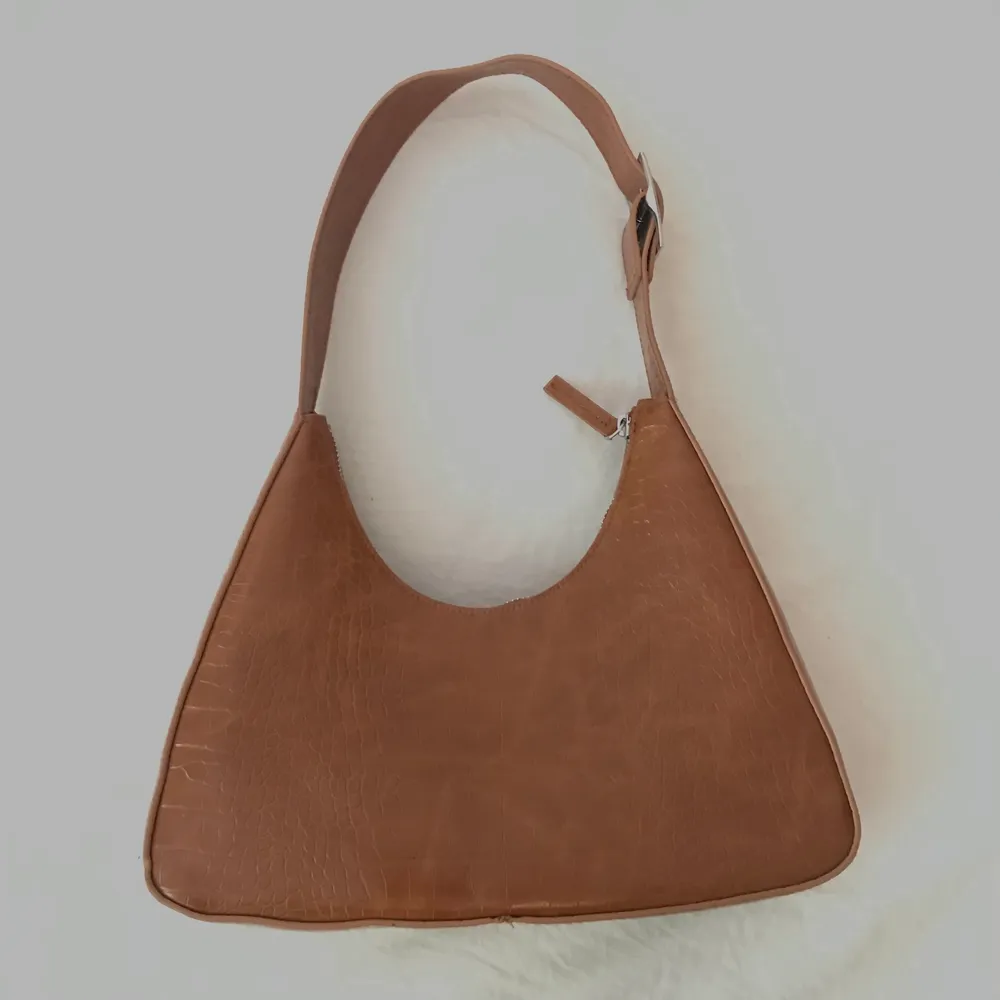 Fin väska från monki, köpt i höstas men använd endast fåtal gånger och i jättefint skick🧡 fin färg och fin detalj med en buckle på bandet som även gör att man kan justera bandets längd✨. Väskor.