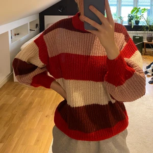 Superfin stickad tröja💓❤️ - Jättemysig stickad tröja från monki i storlek S💫 använd en del men är fortfarande i väldigt bra skick! Säljer då den inte kommer till användning längre💓 frakt på 79kr tillkommer på priset