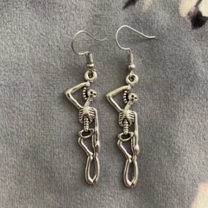 Skelett örhängen - Skelett örhängen, skit balla!!! 52kr inklusive frakt😍😍!!