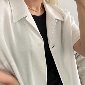 Vintage skjorta - Skjorta som faller fint som tusan! Inte bomull, utan ett lite tyngre material. Strukturen ser man lite bättre på tredje bilden. Köpt second hand!