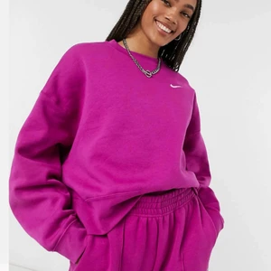 Nike Sweatshirt  - Oversized Nike Sweatshirt i storlek M. Inte min färg, ligger bara i harder! Långa i armarna och lite kortare över rumpan. PM för mer bilder😌