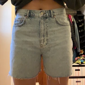 Gina Tricot Jeansshorts stl 42 nya - Helt nya jeansshorts från Gina Tricot. Aldrig använda, dock saknas prislapp. Nypris 400 kr. 