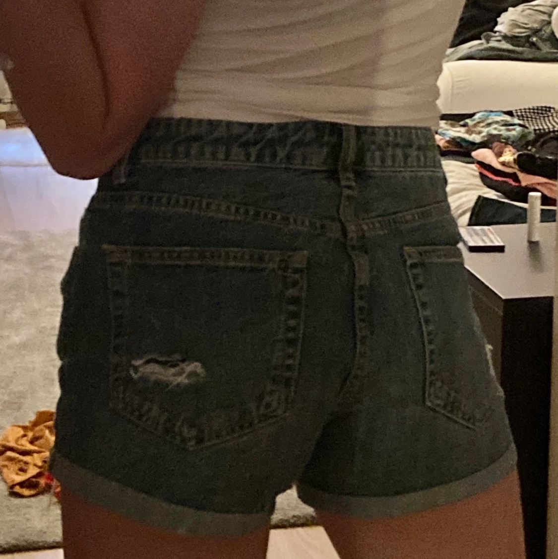 Jeans shorts med slitningar - 90