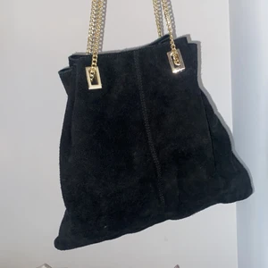 Väska från river island - Super söt och i bra skick. I mocka tyg