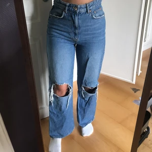 Baggy Jeans  - Ett par Premium Denim jeans med hål i från Gina Tricot. Sköna och passar till allt, perfekt att ha till vardags. Storlek 36 men passade även min vän som har 38. Frakten är med i priset!