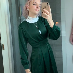 grön klänning gina tricot - Säljer min supergulliga smaragdgröna klänning ifrån gina, då den inte kommer till användning! Använt den två jular i rad, men den passar även till andra tillfällen💘 Storlek S, men passar även mig som har storlek S-M!!! Frakt tillkommer🍒✨